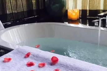 深圳龙岗区水疗池中的失重冥想：当身体学会漂浮